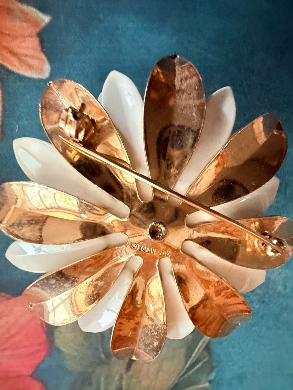 Elegant Cream and Gold Flower Brooch. - Picture 3 of 3